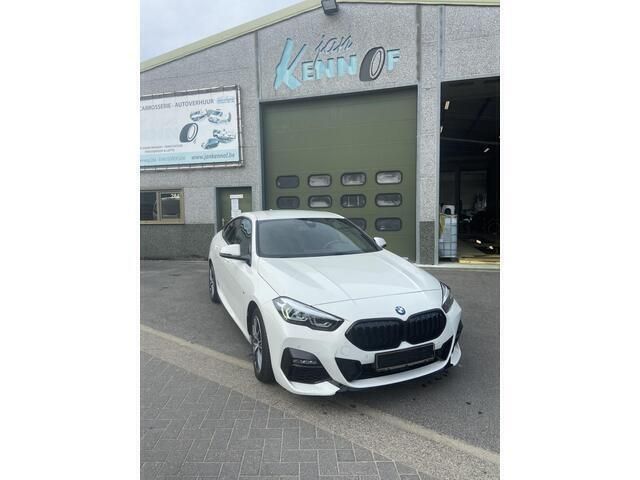 Wit Gebruikt 2020 BMW 218 M Sport Sedan | € 25.000 (Iets duurder) - Afbeelding 1/4