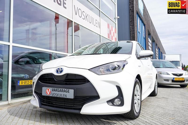 Wit Gebruikt 2021 Toyota Yaris Hybrid Hatchback | € 20.600 (Super prijs) - Afbeelding 1/4