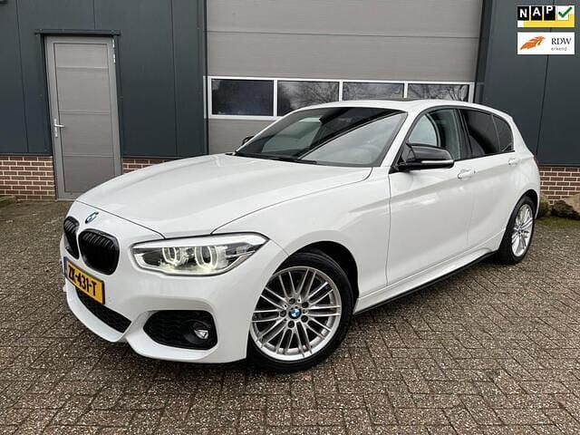 Wit Occasion 2019 BMW 118 M Sport Hatchback | € 18.950 (Goede deal) - Afbeelding 1/4