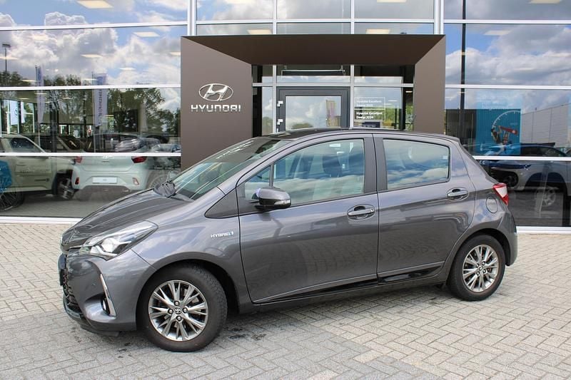Grijs Gebruikt 2017 Toyota Yaris Hybrid Executive Hatchback | € 15.495 (Super prijs) - Afbeelding 1/4