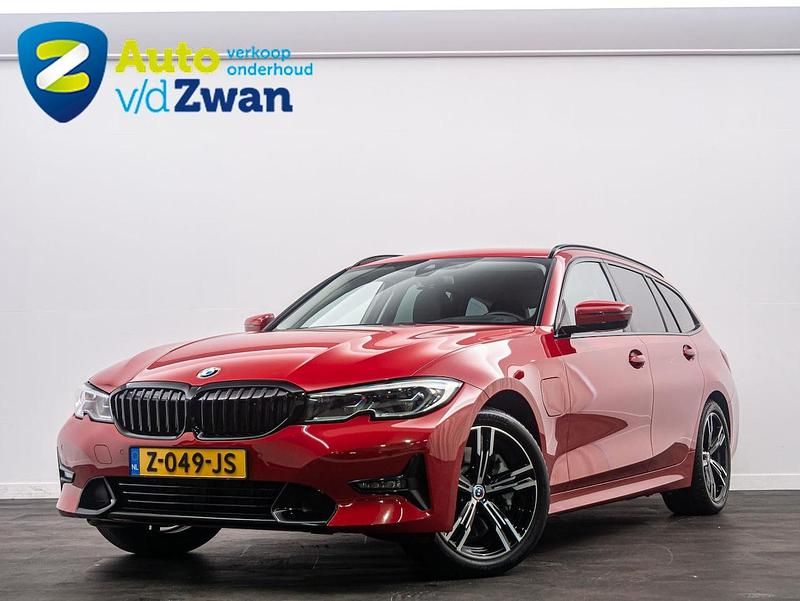 Rood Occasion 2021 BMW 330e Sport Line Stationwagen | € 27.950 (Goede deal) - Afbeelding 1/4