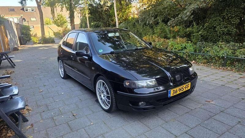 Zwart Gebruikt 2001 Seat Leon Sport Sedan | € 2.400 (Eerlijke prijs) - Afbeelding 1/4