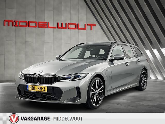 Grijs Gebruikt 2024 BMW 330 M Sport Stationwagen | € 51.950 (Duur) - Afbeelding 1/4