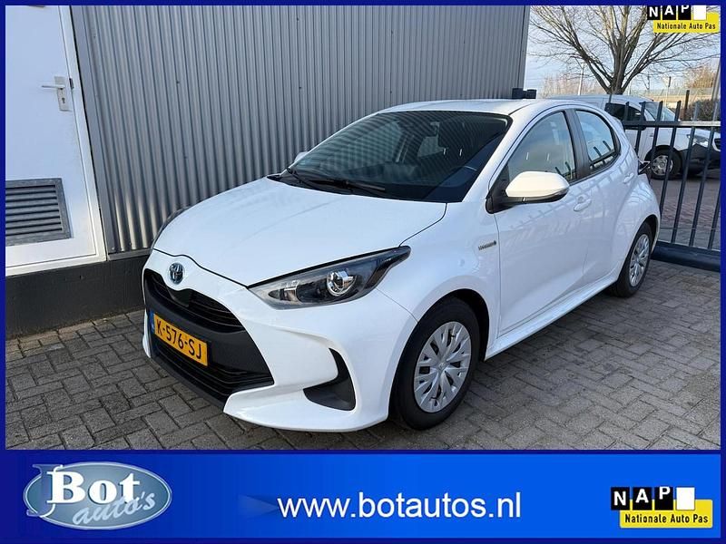 Wit Occasion 2021 Toyota Yaris Hybrid Active Hatchback | € 14.900 (Eerlijke prijs) - Afbeelding 1/4
