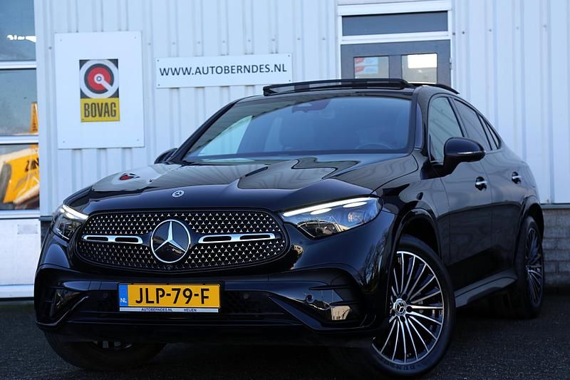 Zwart Gebruikt 2023 Mercedes GLC300 AMG line Coupé | € 69.900 - Afbeelding 1/4