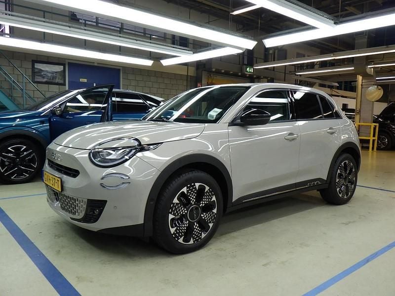 Grijs Nieuw 2024 Fiat 600E La Prima SUV | € 30.895 (Goede deal) - Afbeelding 1/4