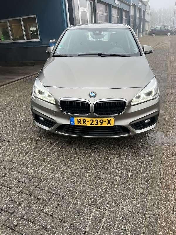 Grijs Occasion 2018 BMW 220 Executive Stationwagen | € 16.750 (Eerlijke prijs) - Afbeelding 1/4