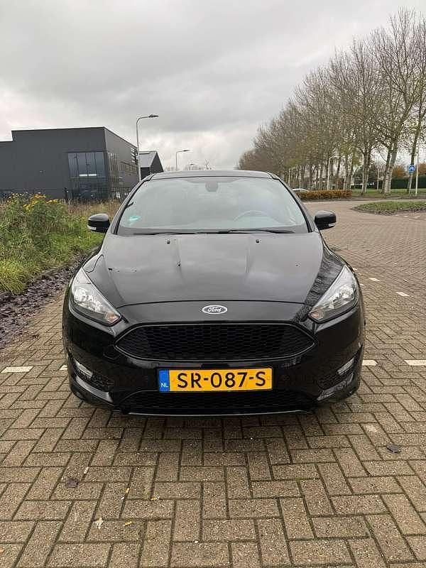 Zwart Gebruikt 2018 Ford Focus ST-Line Hatchback | € 12.000 (Super prijs) - Afbeelding 1/4