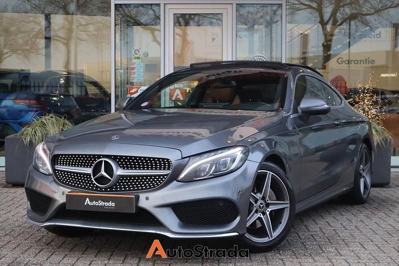 Grijs (metallic) Gebruikt 2018 Mercedes C180 AMG line Coupé | € 23.700 (Goede deal) - Afbeelding 1/4