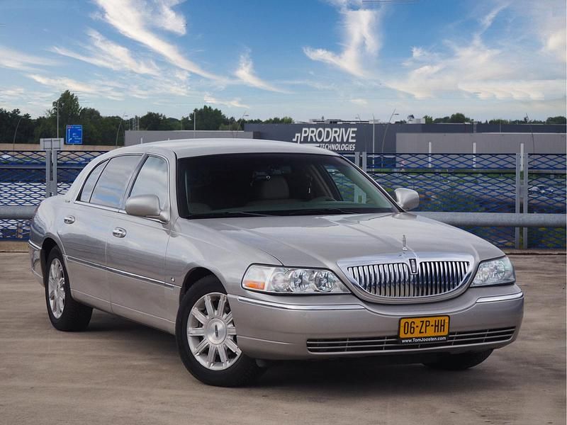 Grijs Gebruikt 2008 Lincoln Town Car Sedan | € 13.995 - Afbeelding 1/4