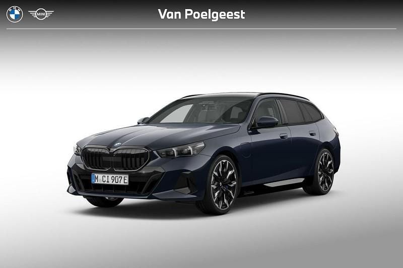 M carbonschwarz metallic (416) (zwart metallic) Nieuw 2025 BMW 550e M Sport Stationwagen | € 119.882 (Duur) - Afbeelding 1/4