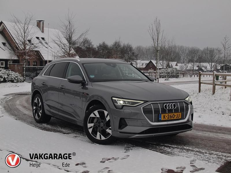Grijs Occasion 2020 Audi e-tron Business SUV | € 30.490 (Eerlijke prijs) - Afbeelding 1/4
