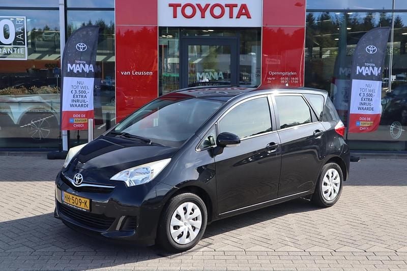 Zwart Gebruikt 2015 Toyota Verso-S Comfort MPV | € 6.900 (Eerlijke prijs) - Afbeelding 1/4
