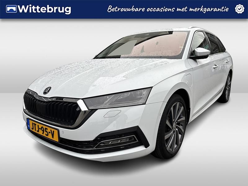 Wit Occasion 2021 Skoda Octavia Style Stationwagen | € 26.950 (Iets duurder) - Afbeelding 1/2