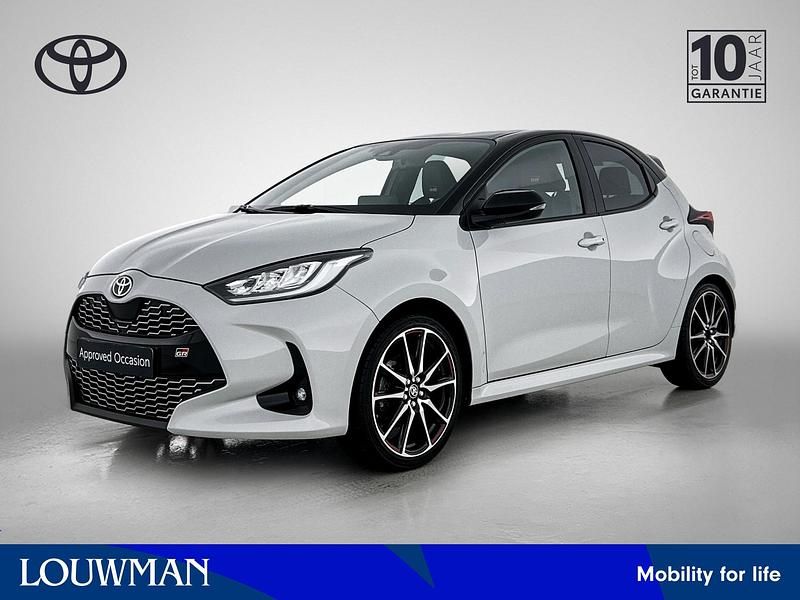Grijs Occasion 2026 Toyota Yaris Hybrid Sport Hatchback | € 26.450 (Iets duurder) - Afbeelding 1/4