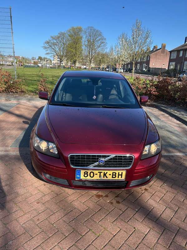 Rood Gebruikt 2006 Volvo S40 Sedan | € 2.495 (Eerlijke prijs) - Afbeelding 1/4