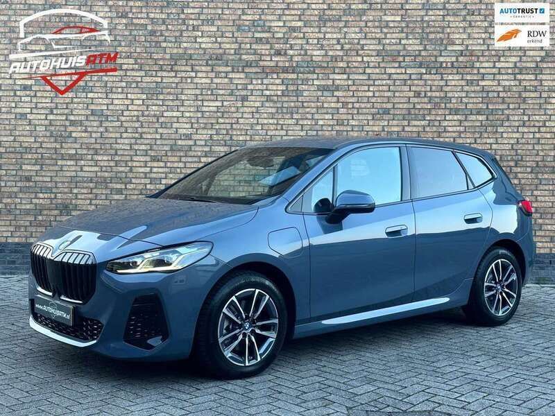 Grijs, metallic lak Gebruikt 2023 BMW 225 Active Tourer M Sport MPV | € 39.950 (Eerlijke prijs) - Afbeelding 1/4