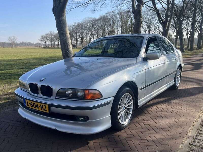 Grijs, metallic lak Gebruikt 1999 BMW 523 Sedan | € 2.450 (Super prijs) - Afbeelding 1/4