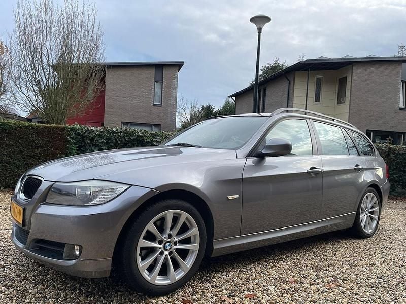 Grijs Gebruikt 2009 BMW 318 Stationwagen | € 3.975 (Eerlijke prijs) - Afbeelding 1/4