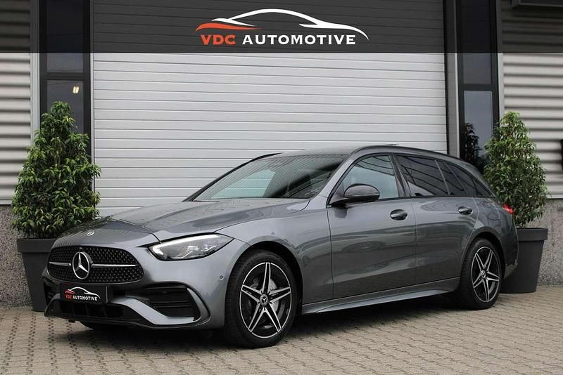 Grijs Gebruikt 2023 Mercedes C300e AMG Stationwagen | € 38.950 (Goede deal) - Afbeelding 1/4