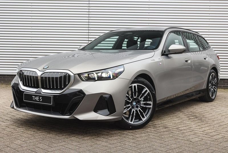 Oxidgrau ii Nieuw 2024 BMW 520 M Sport Stationwagen | € 76.566 - Afbeelding 1/4