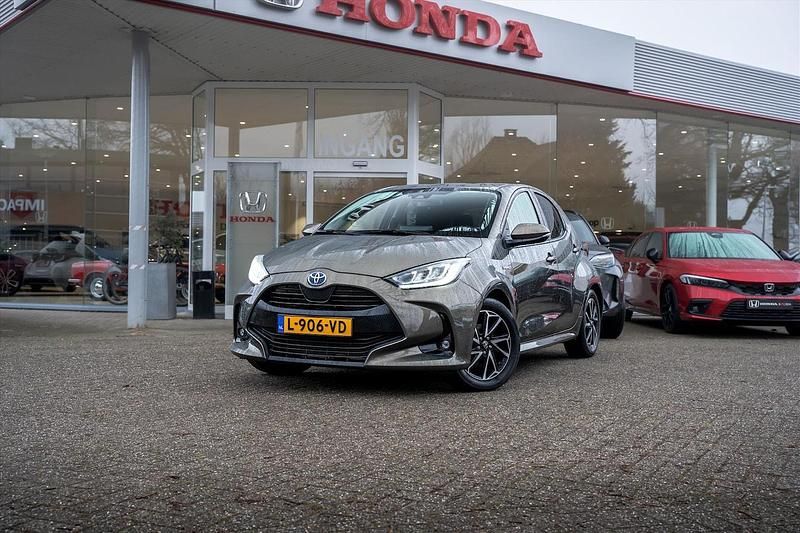 Bruin (metallic) Occasion 2020 Toyota Yaris Hybrid Edition Hatchback | € 18.999 (Goede deal) - Afbeelding 1/4