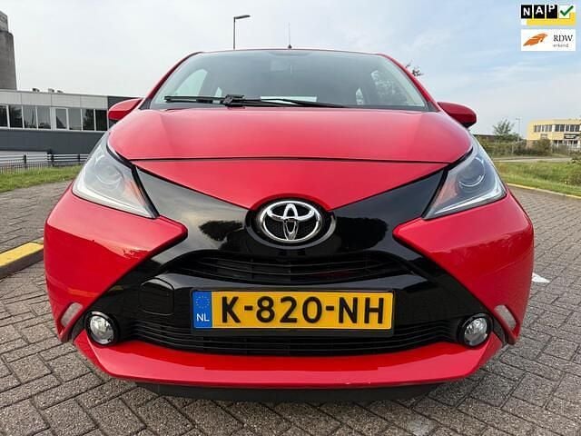 Rood Gebruikt 2017 Toyota Aygo Hatchback | € 7.450 (Eerlijke prijs) - Afbeelding 1/4