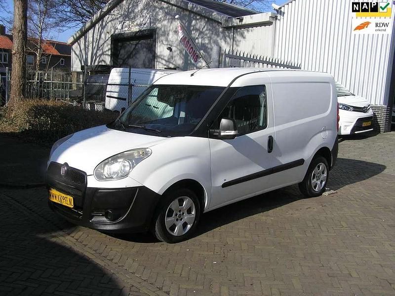 Wit Gebruikt 2011 Fiat Doblò MPV | € 2.686 (Eerlijke prijs) - Afbeelding 1/4