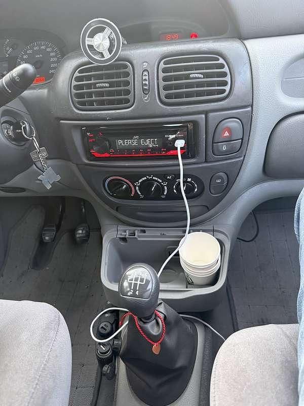 Rood Gebruikt 2003 Renault Scénic MPV | € 1.000 (Goede deal) - Afbeelding 1/4