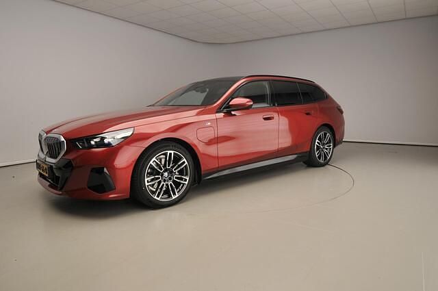 Rood Gebruikt 2025 BMW 530e M Sport Stationwagen | € 67.900 - Afbeelding 1/4