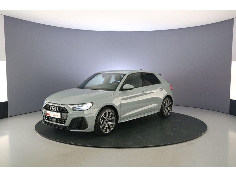 Pijlgrijs Gebruikt 2024 Audi A1 Sportback Comfort Hatchback | € 33.900 - Afbeelding 1/4