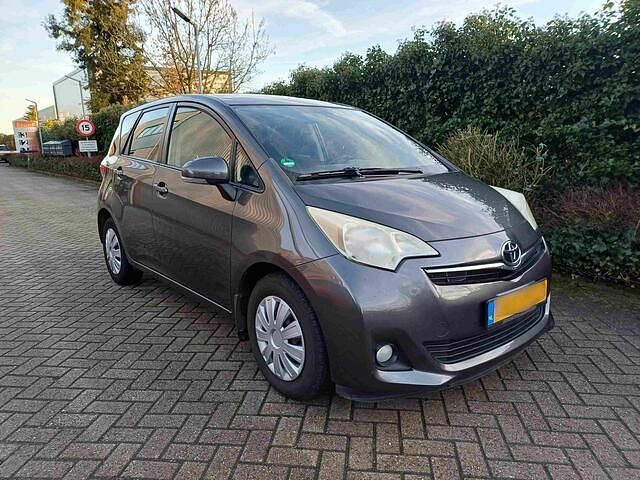 Grijs Occasion 2011 Toyota Verso-S MPV | € 2.950 (Iets duurder) - Afbeelding 1/4