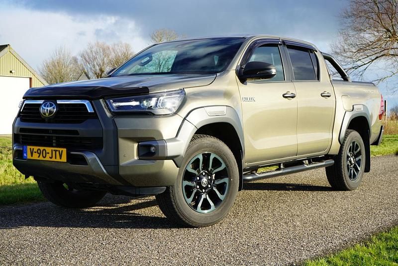 Groen (metallic) Gebruikt 2023 Toyota HiLux Pickup | € 48.650 (Eerlijke prijs) - Afbeelding 1/4