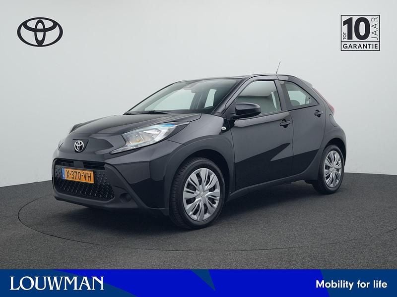 Zwart Gebruikt 2024 Toyota Aygo Play Hatchback | € 19.400 (Eerlijke prijs) - Afbeelding 1/3
