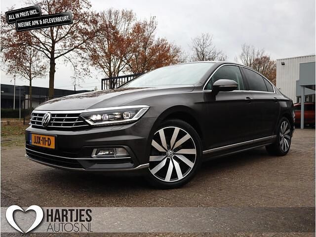 Bruin Gebruikt 2018 VW Passat Highline Sedan | € 18.950 (Eerlijke prijs) - Afbeelding 1/4