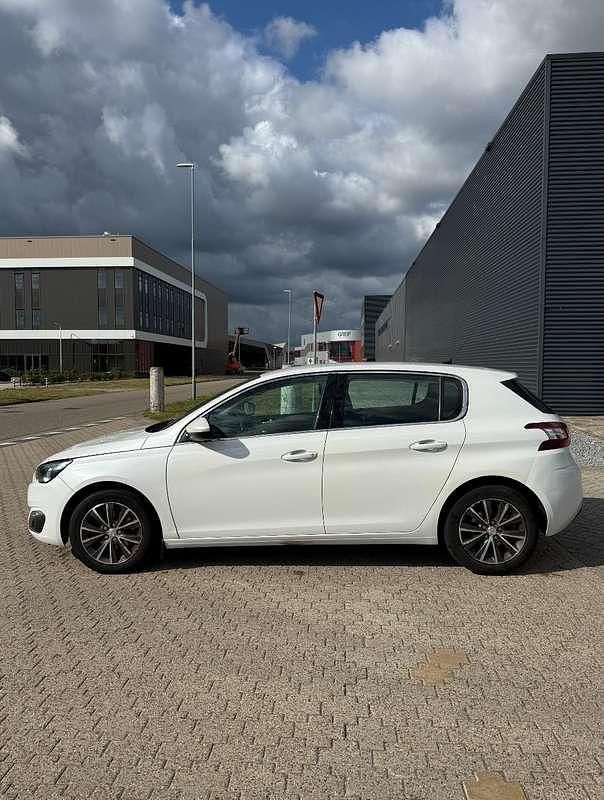 Wit Gebruikt 2015 Peugeot 308 Allure Hatchback | € 8.395 (Goede deal) - Afbeelding 1/4