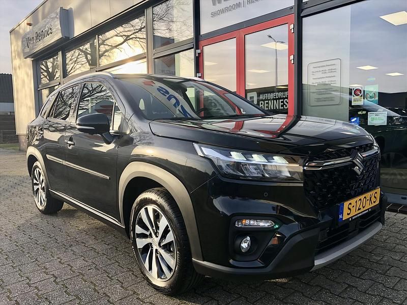 Zwart Gebruikt 2023 Suzuki SX4 S-Cross Style SUV | € 27.950 (Iets duurder) - Afbeelding 1/4
