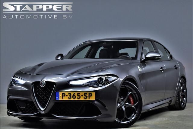 Grijs, metallic lak Gebruikt 2017 Alfa Romeo Giulia Quadrifoglio Sedan | € 49.995 (Eerlijke prijs) - Afbeelding 1/4