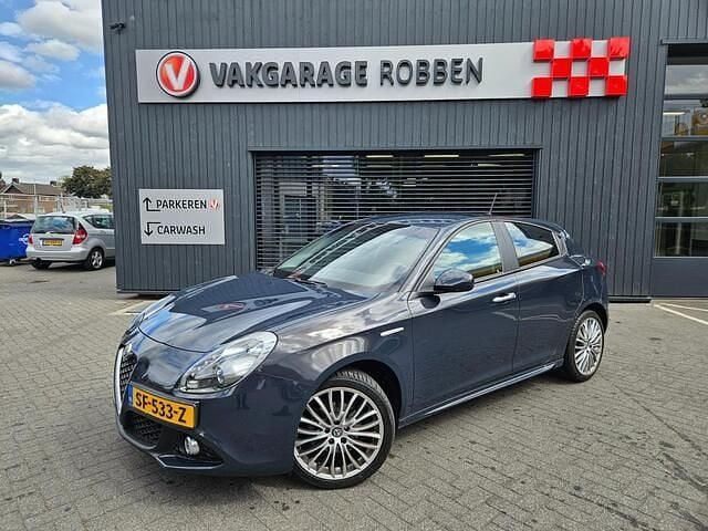 Grijs Gebruikt 2017 Alfa Romeo Giulietta Hatchback | € 15.950 (Eerlijke prijs) - Afbeelding 1/4