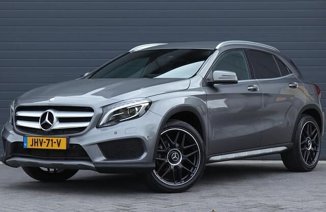 Grijs Gebruikt 2017 Mercedes GLA200 Prestige SUV | € 20.950 (Goede deal) - Afbeelding 1/4