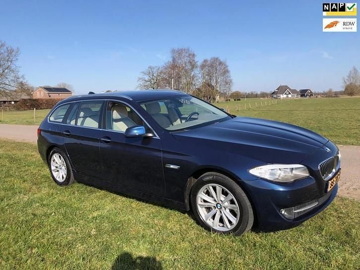 Blauw (metallic) Occasion 2013 BMW 528 Executive Stationwagen | € 11.500 (Goede deal) - Afbeelding 1/4