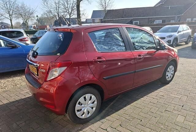 Occasion Toyota Yaris 69 PK (50 kW) 2013 Rood Hatchback