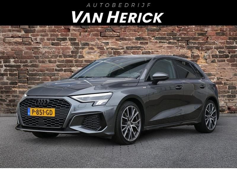 Grijs Gebruikt 2022 Audi A3 Hatchback | € 25.945 (Eerlijke prijs) - Afbeelding 1/4