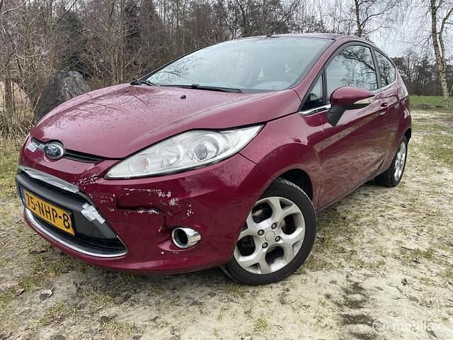 Rood (metallic) Occasion 2010 Ford Fiesta Limited Hatchback | € 1.399 (Super prijs) - Afbeelding 1/4