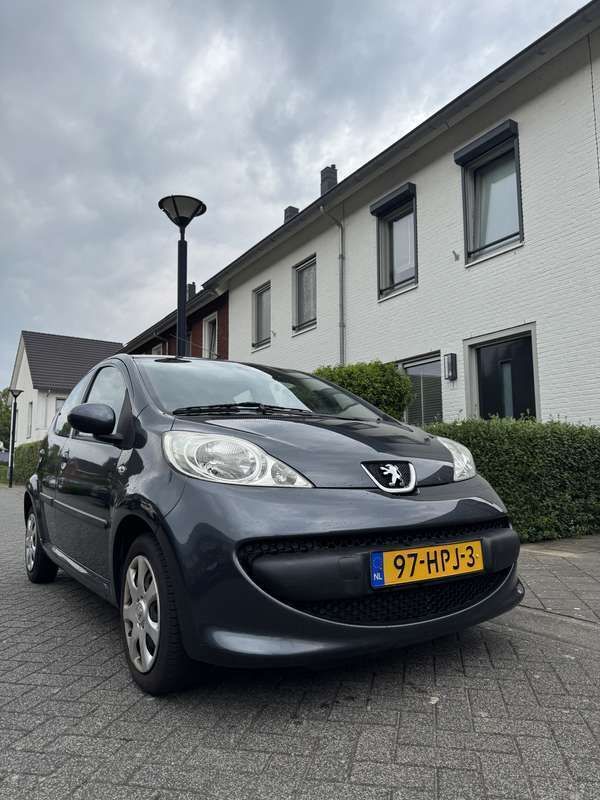 Grijs Gebruikt 2009 Peugeot 107 Hatchback | € 4.199 (Duur) - Afbeelding 1/4