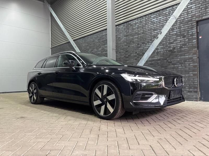 Zwart Gebruikt 2024 Volvo V60 Plus Stationwagen | € 49.800 (Duur) - Afbeelding 1/1