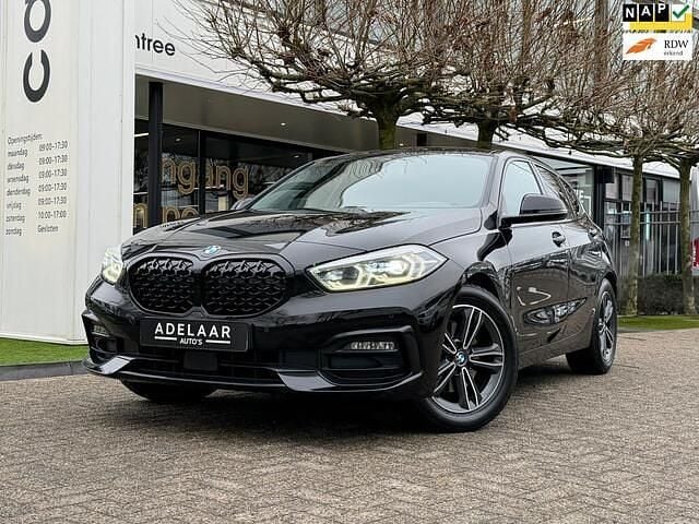 Zwart Gebruikt 2021 BMW 118 Executive Hatchback | € 18.900 (Super prijs) - Afbeelding 1/4
