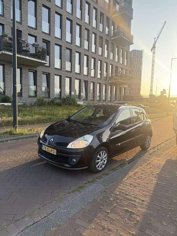 Zwart Gebruikt 2008 Renault Clio II Hatchback | € 2.000 (Eerlijke prijs) - Afbeelding 1/4