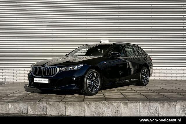 Zwart, metallic lak Gebruikt 2025 BMW 530e Comfort Edition Stationwagen | € 69.900 - Afbeelding 1/4