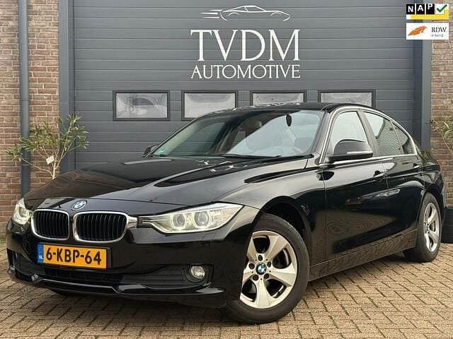 Zwart Gebruikt 2013 BMW 320 Efficient Dynamics Sedan | € 8.950 (Goede deal) - Afbeelding 1/4